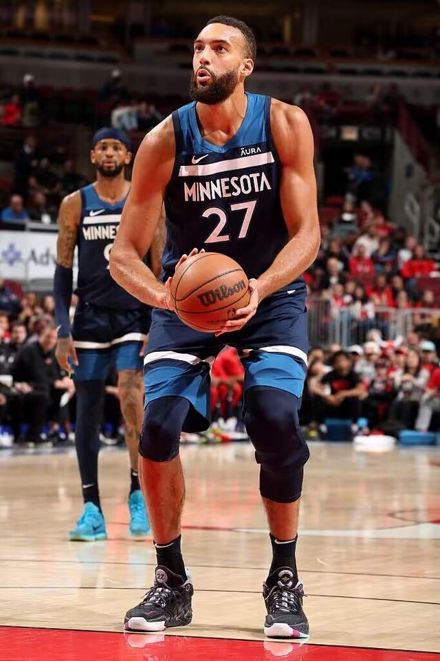 西班牙男篮鏖战马刺，戈贝尔送出助攻