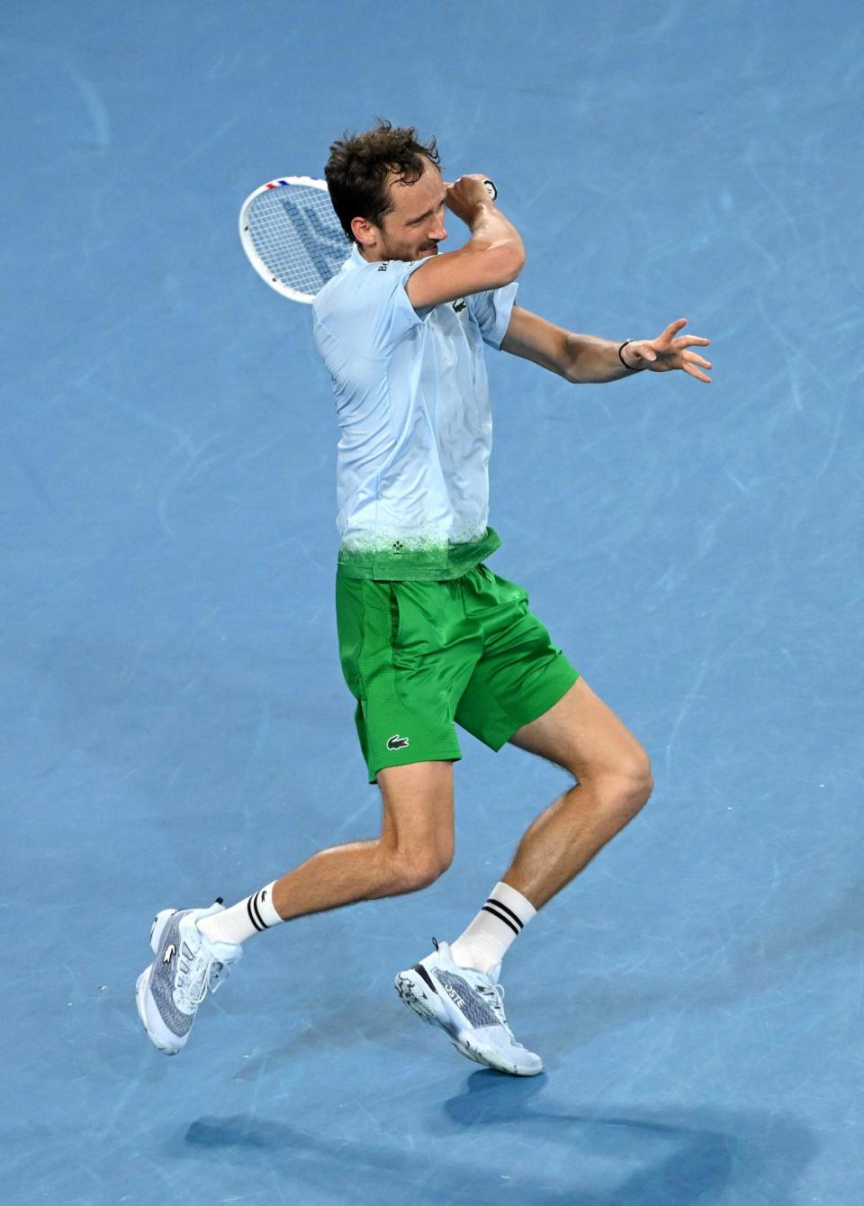 西班牙网球队逆转澳大利亚网球队，梅德韦杰夫关键制胜