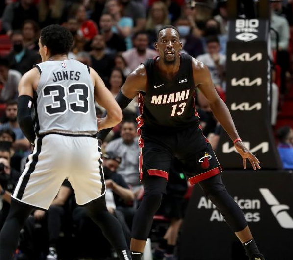 马刺绝杀黄蜂，阿德巴约完成帽子戏法