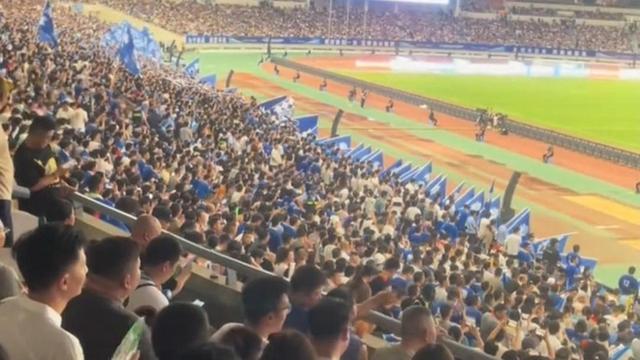 包含足球场外新闻不断,话题热度爆表的词条 包含足球场外新闻不断,话题热度爆表的词条