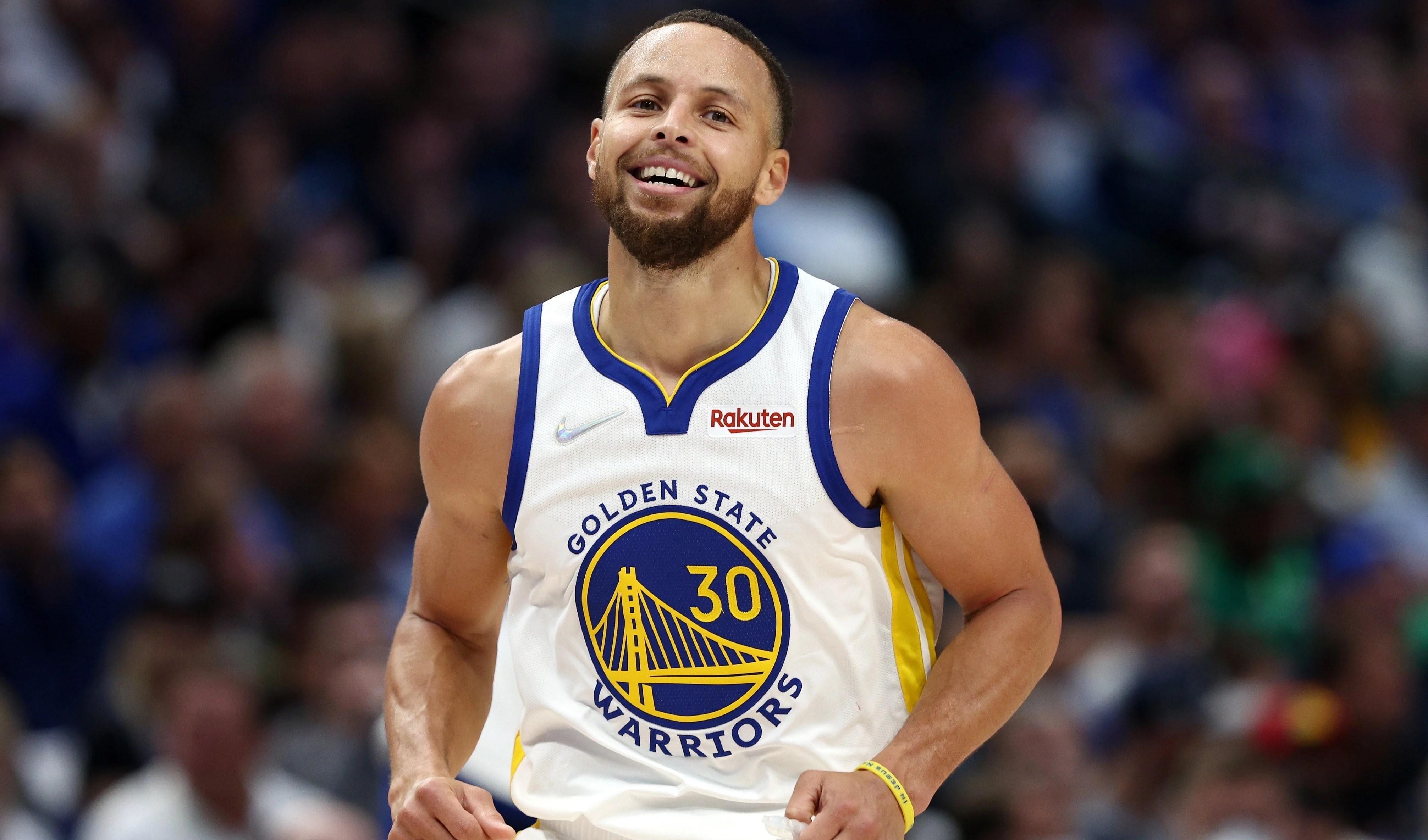 勇士遭遇连败,库里状态下滑引关注 勇士遭遇连败,库里状态下滑引关注